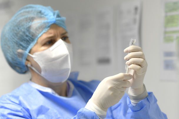 Румунська медсестра тримає перші дози вакцини від коронавірусу / © Associated Press
