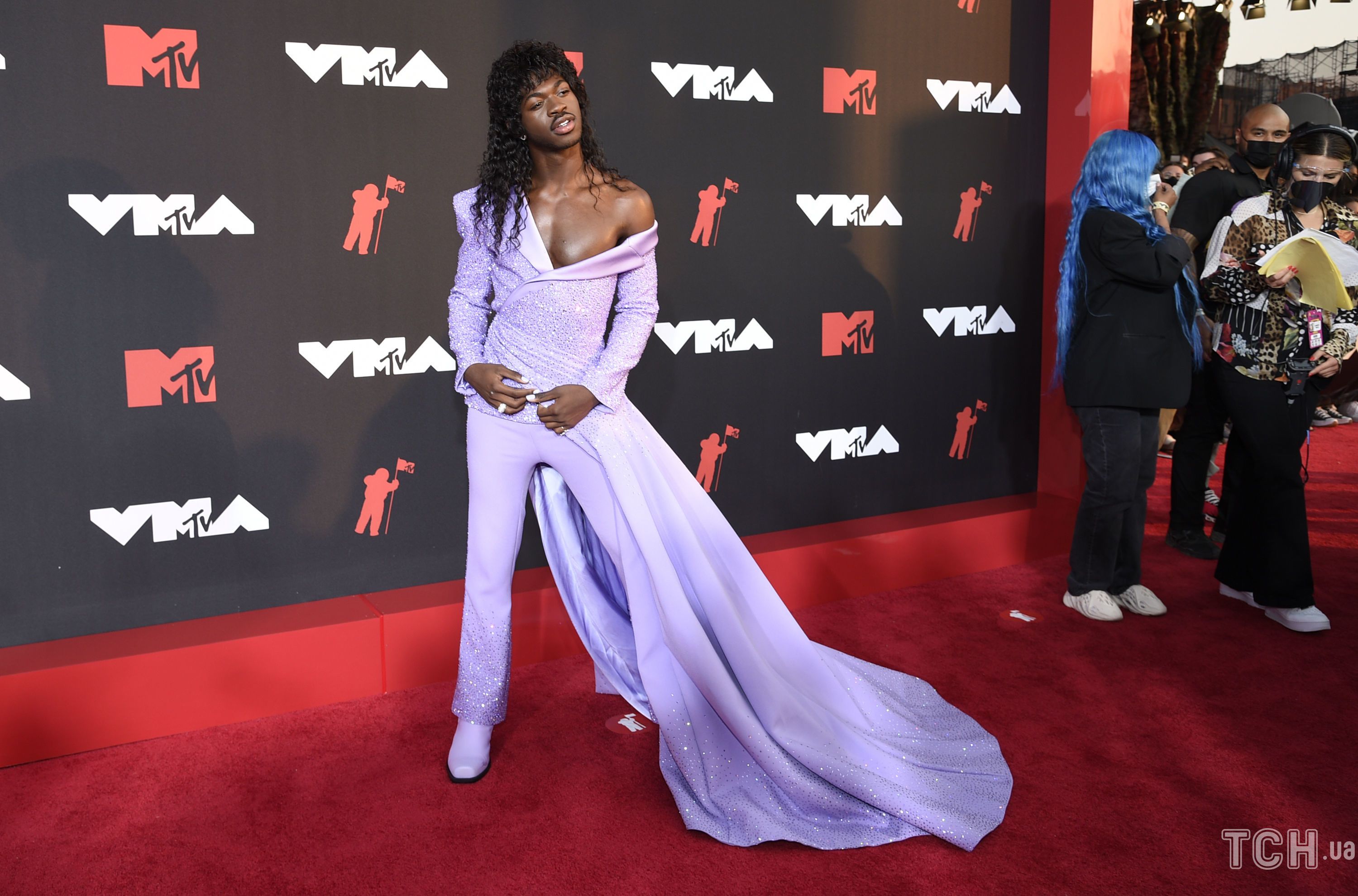 Top music awards. Lil nas x в платье. Lil nas x 2021. Lil nas MTV Awards. MTV VMA 2020 красная дорожка.