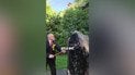 Польский политик снял на видео, как уничтожает молотом памятник УПА