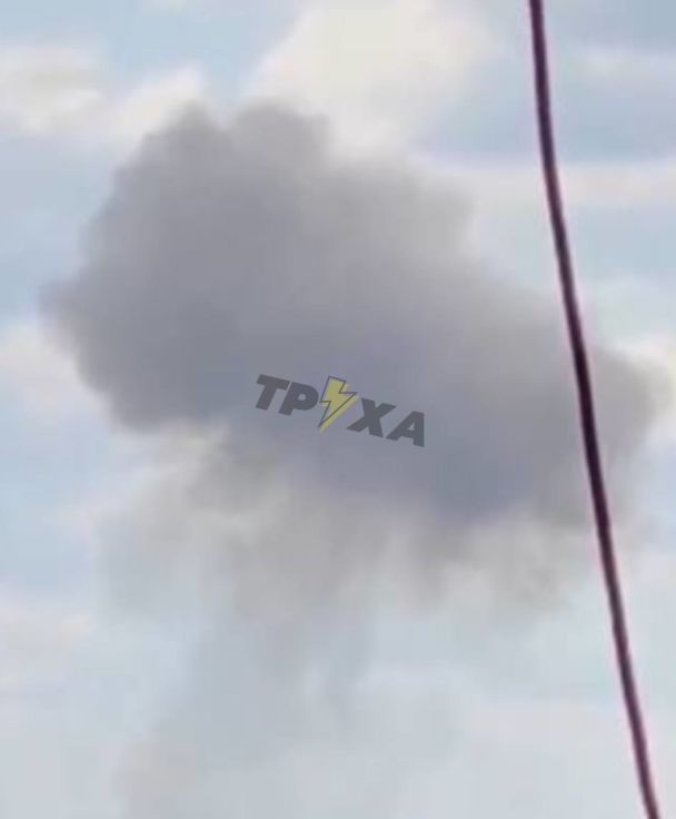 Після вибухів у Полтаві в небі видно стовп диму. Фото: Труха.