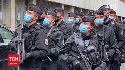 У Парижі двоє чоловіків накинулися з мачете на перехожих