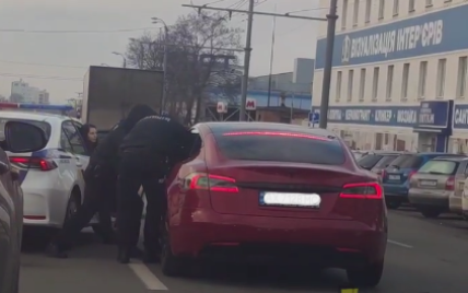 У Харкові жінка на Tesla влаштувала перегони з поліцейськими та "програла" автомобіль (відео)