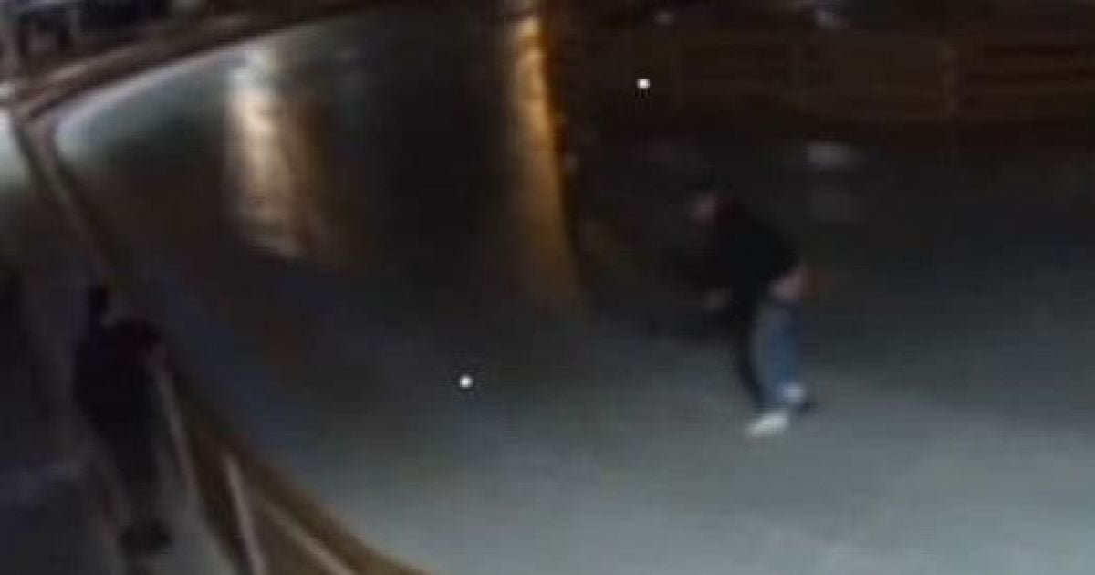 "Мститель года": в Мариуполе мужчина дождался закрытия катка и наложил кучу на лед (видео)