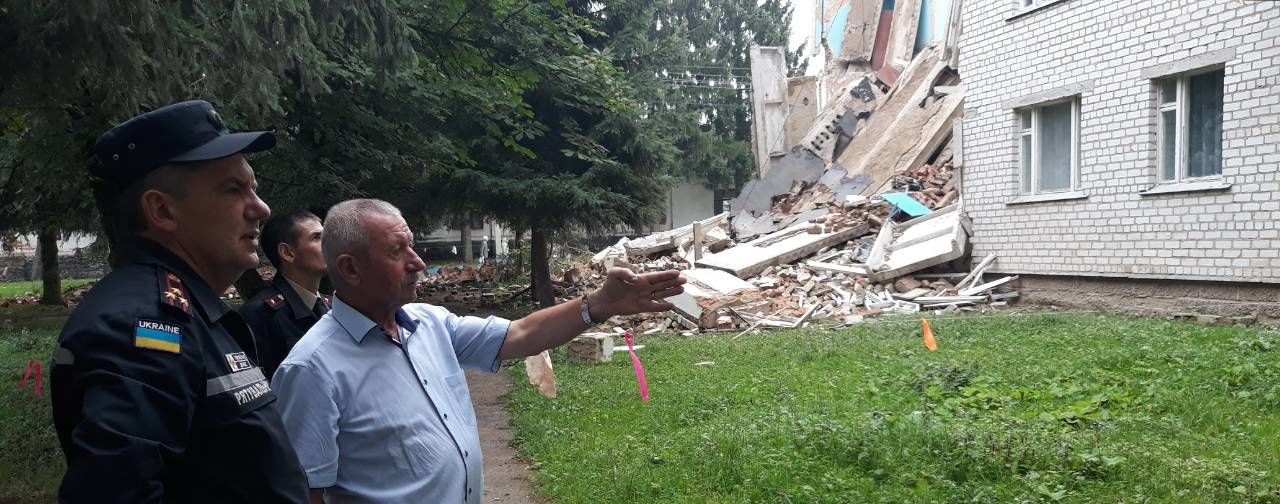 В ГСЧС назвали причину обрушения стены общежития на Житомирщине