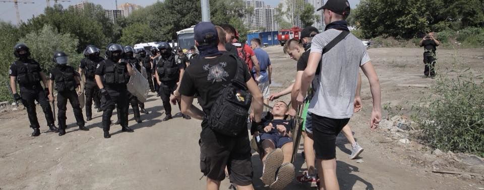 В Киеве на Осокорках националисты протестовали против застройки, полиция применила слезоточивый газ