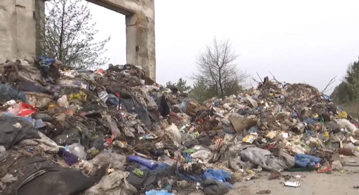 В нескольких селах по трассе Киев-Чоп нашли свежие кучи мусора со Львова