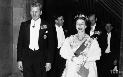 День в історії: юна королева Єлизавета II у пишній сукні та хутряній накидці на урочистому прийомі