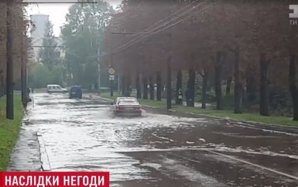 Дождь отправил улицы Ровно под воду