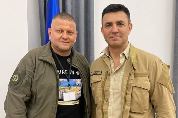Тищенко носив шеврон "Титан" і під час фотографування із ексголовномандувачем ЗСУ Валерієм Залужним. / © із соцмереж