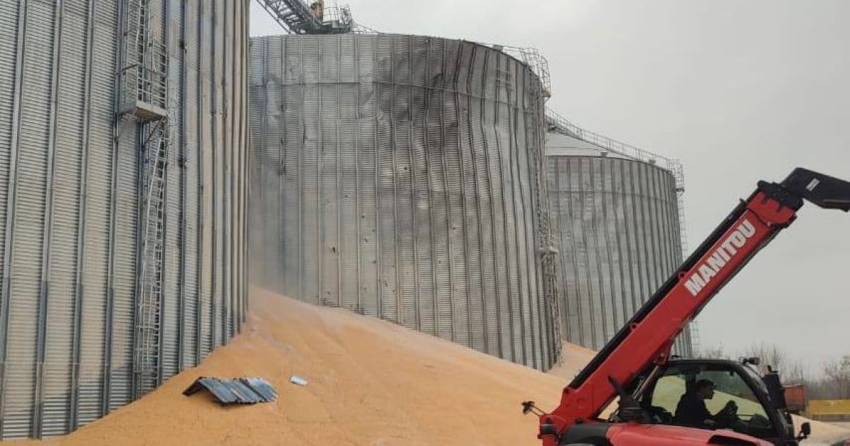 Поврежденное в результате удара РФ зернохранилище на Полтавщине