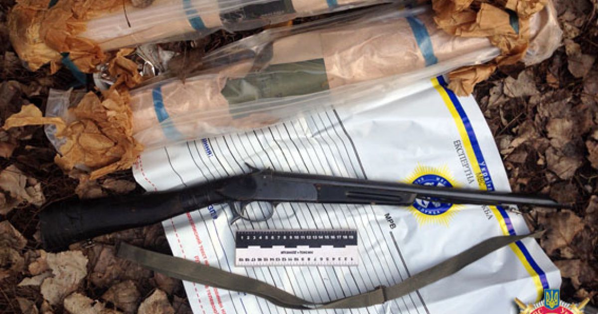 В тайнике обнаружили оружие и преступную символику террористов