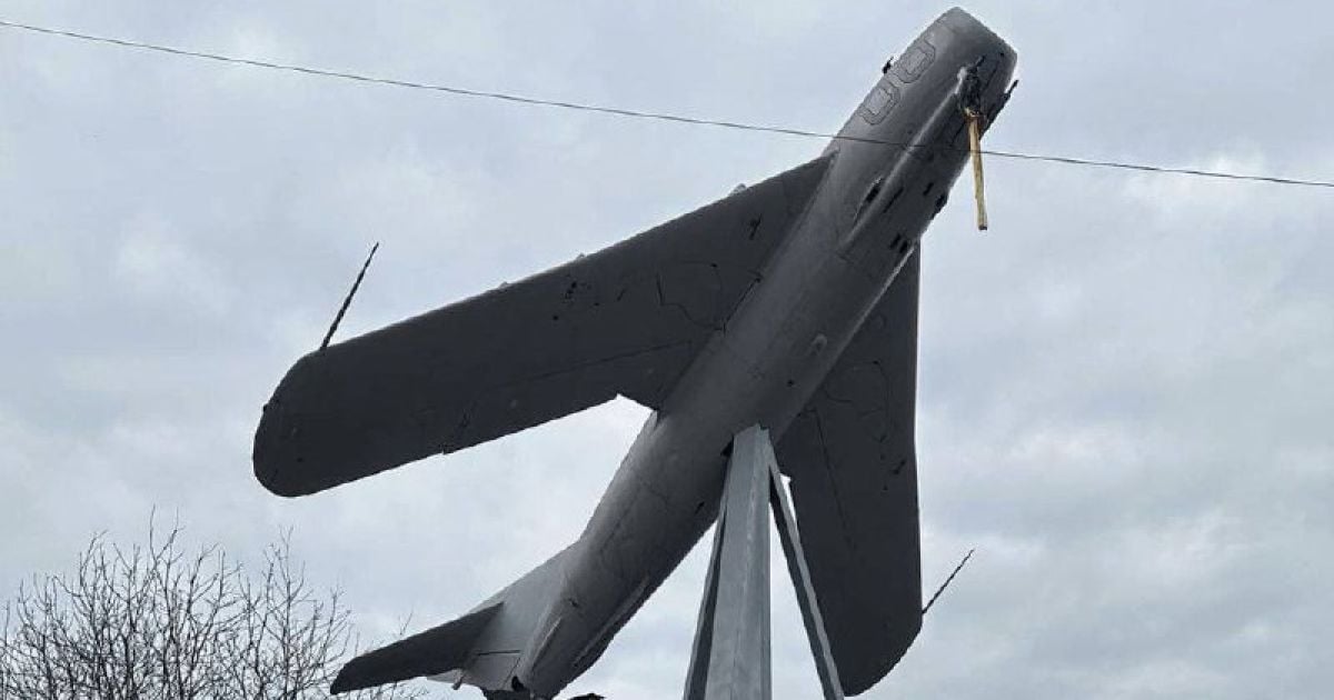 У Києві демонтували радянський літак у дворі школи