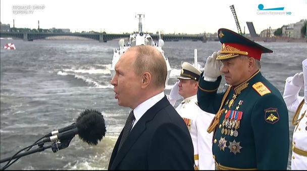 Путін під час військово-морського параду в Санкт-Петербурзі, 31 липня 2022 року / Фото: Скриншот / YouTube / ©