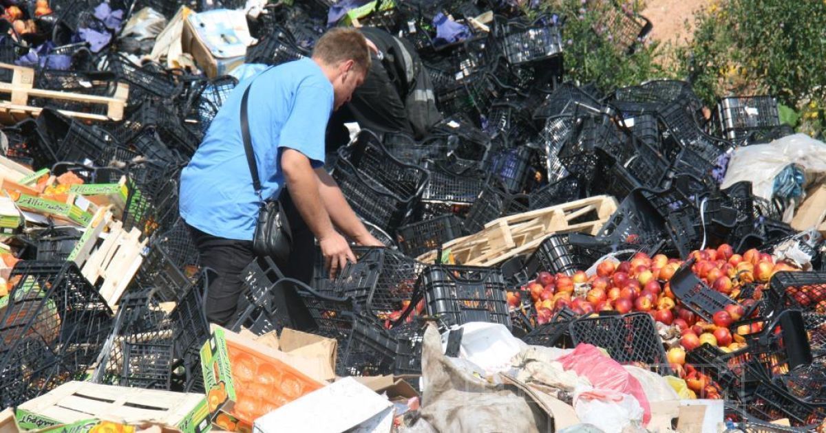 Россияне несли уничтоженную еду домой / © Рабочий путь