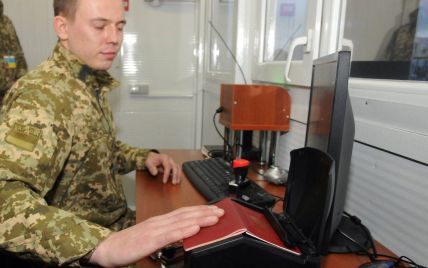 Іноземцям в Україні видаватимуть документи з чипами - ДМС