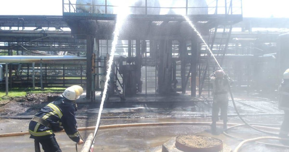 Десятки рятувальників запобігли масштабній пожежі у відділенні з переробки нафти на Харківщині