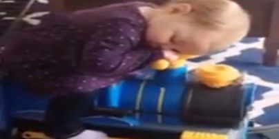 Юзерів розчулило зворушливе відео з немовлям, яке солодко спить на іграшковому поїзді