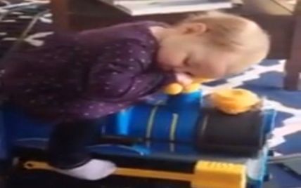 Юзеров умилило трогательное видео с младенцем, который сладко спит на игрушечном поезде