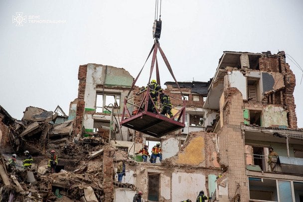 В Тернополе спасатели деблокировали из-под завалов тела еще 3 человека.