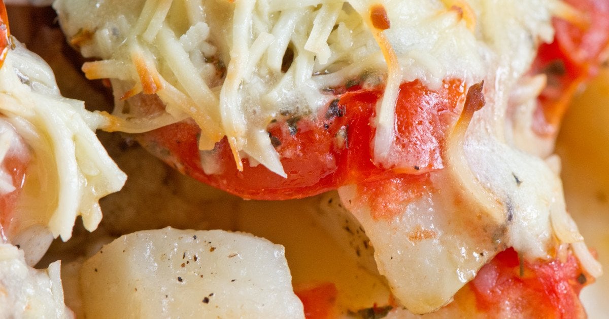 Картопля з куркою помідорами та сиром, запечена в човниках із пергаменту