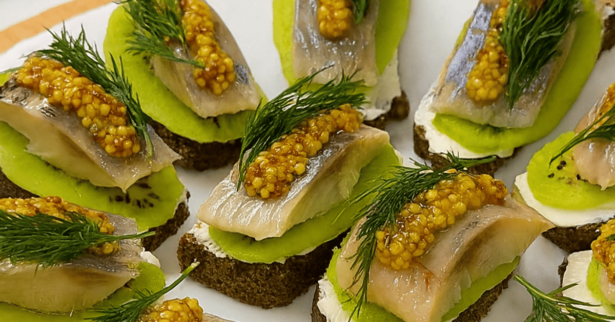 Канапки з оселедцем і ківі tiktok.com_@smak_life_