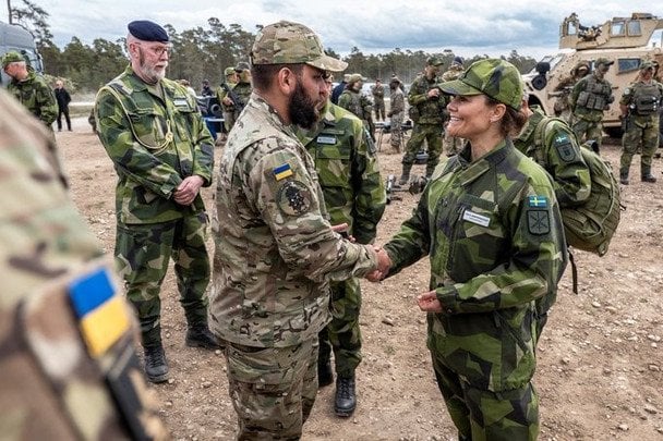 Кронпринцеса Швеції долучилася до навчань НАТО з бійцями "Азову": фото