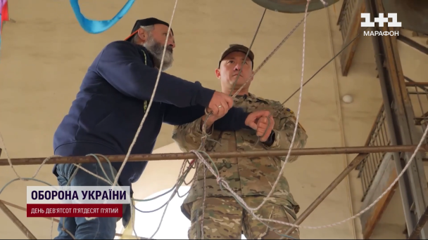 Джон Робертсон бьет в колокола