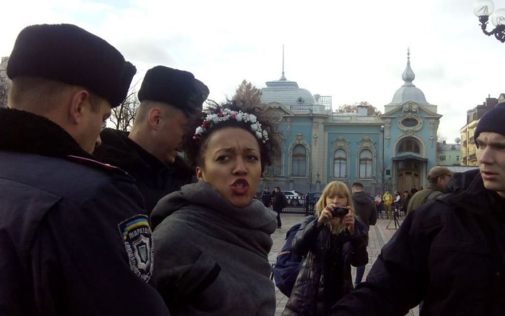 Под парламентом задержали девушек из Femen / © twitter.com/hromadsketv