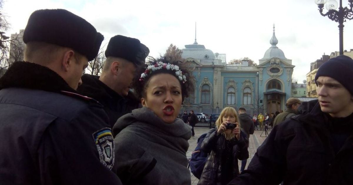 Під парламентом затримали дівчат з Femen / © twitter.com/HromadskeTV