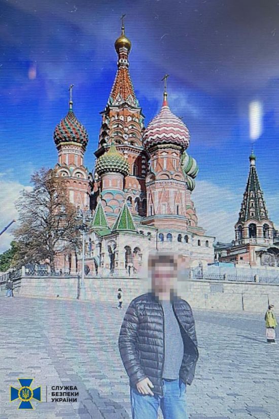 Имеет "памятное" фото возле Кремля: СБУ задержала действующего чиновника-коллаборанта Херсонской ОВА (фото)