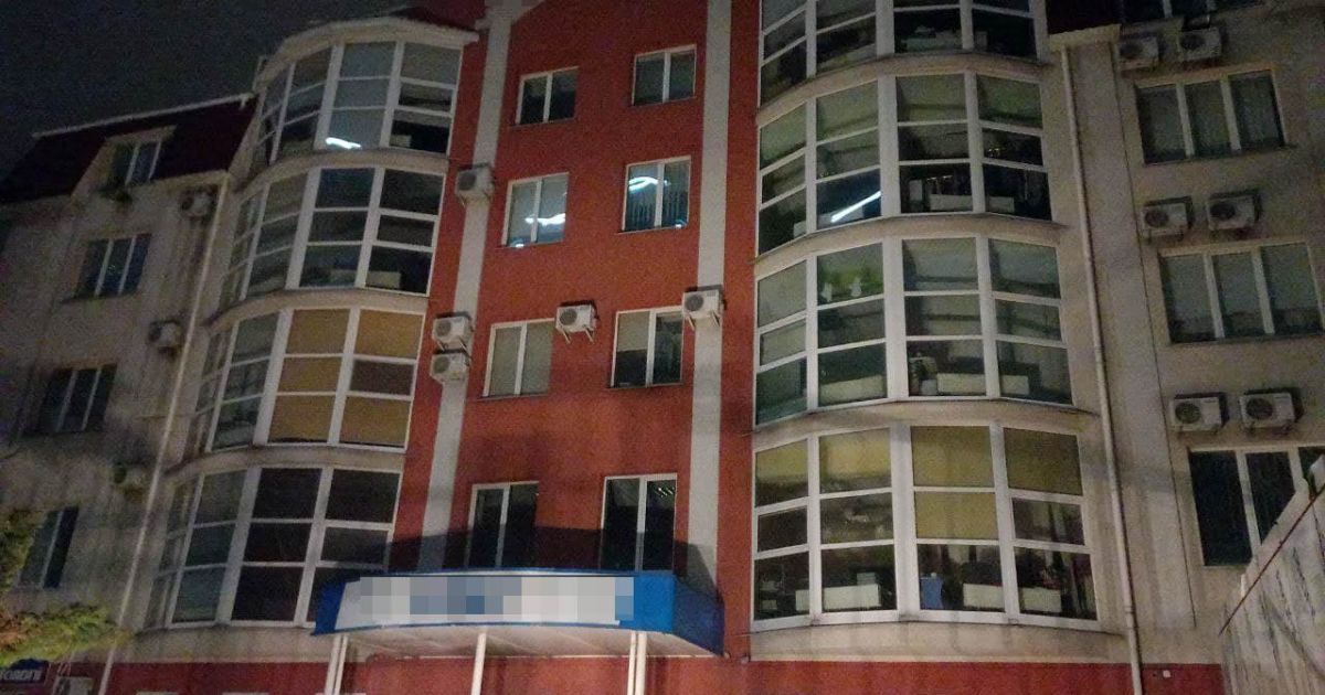 Двері і шибки позносило: у Рівному вибухівкою підірвали вхід до бізнес-центру (фото)