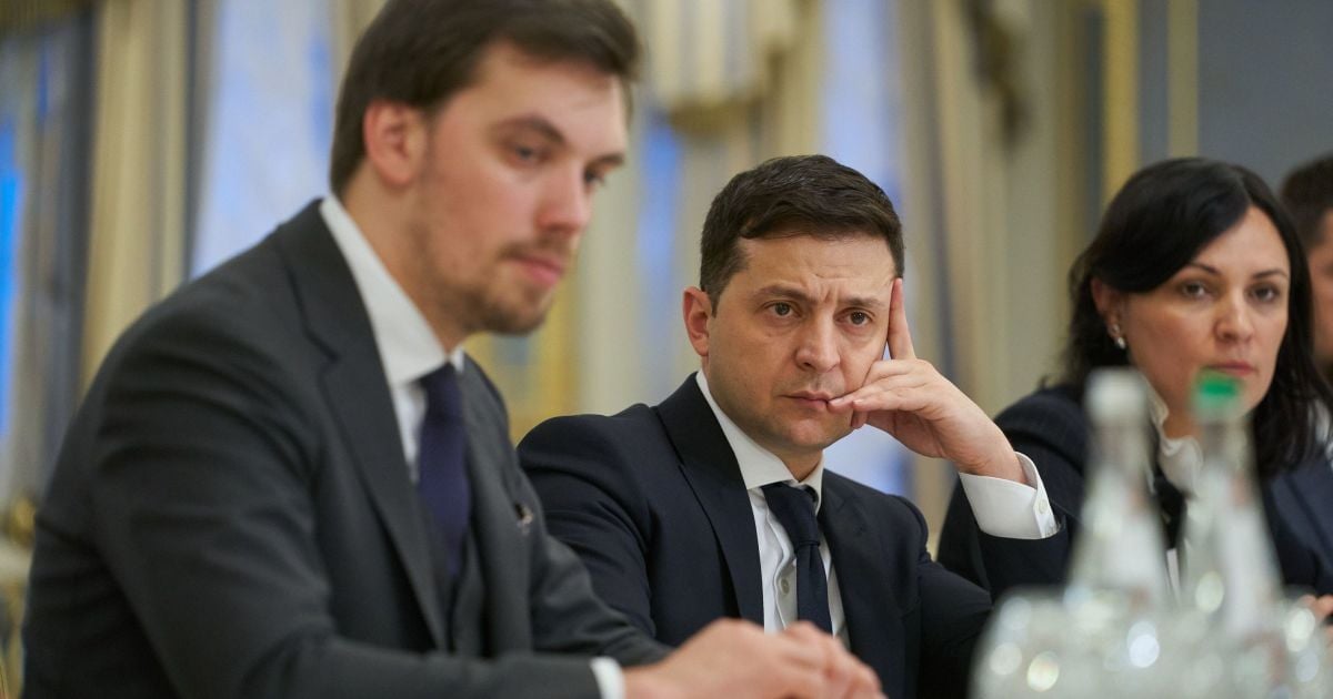 Довіра до влади впала в півтора-два рази. До кого українці найбільш лояльні