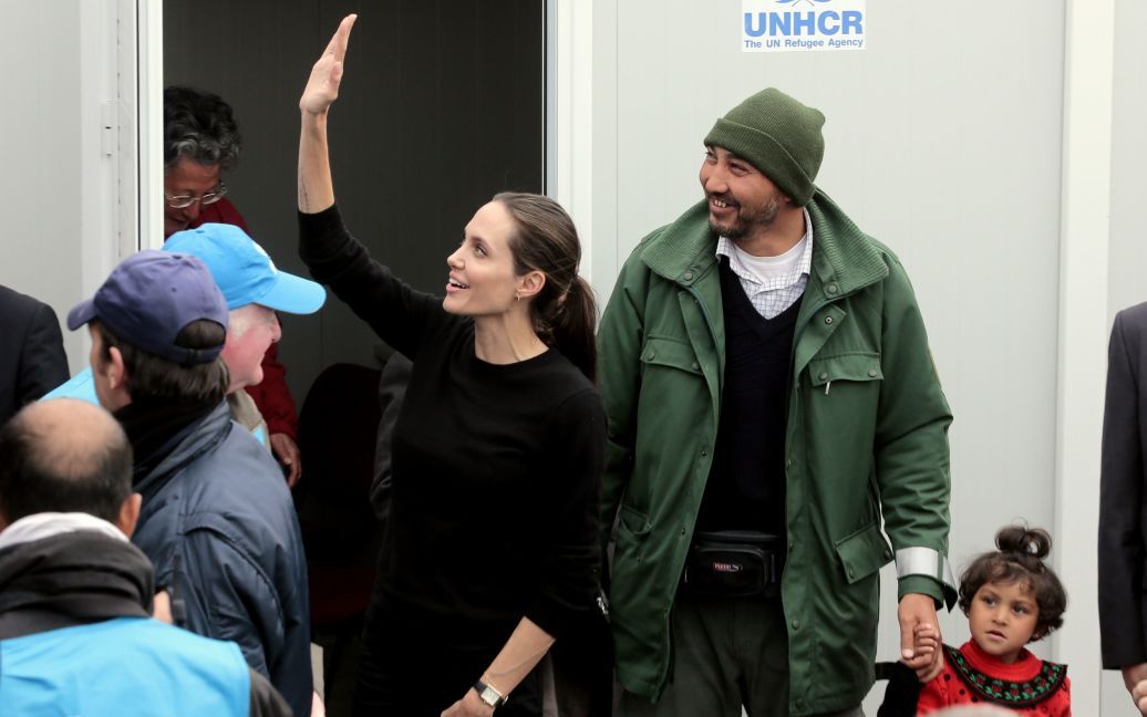 Джоли встретилась с беженцами / © Getty Images