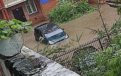 Тернопіль накрила потужна злива: вулиці пішли під воду, вітер ламав гілля (фото)