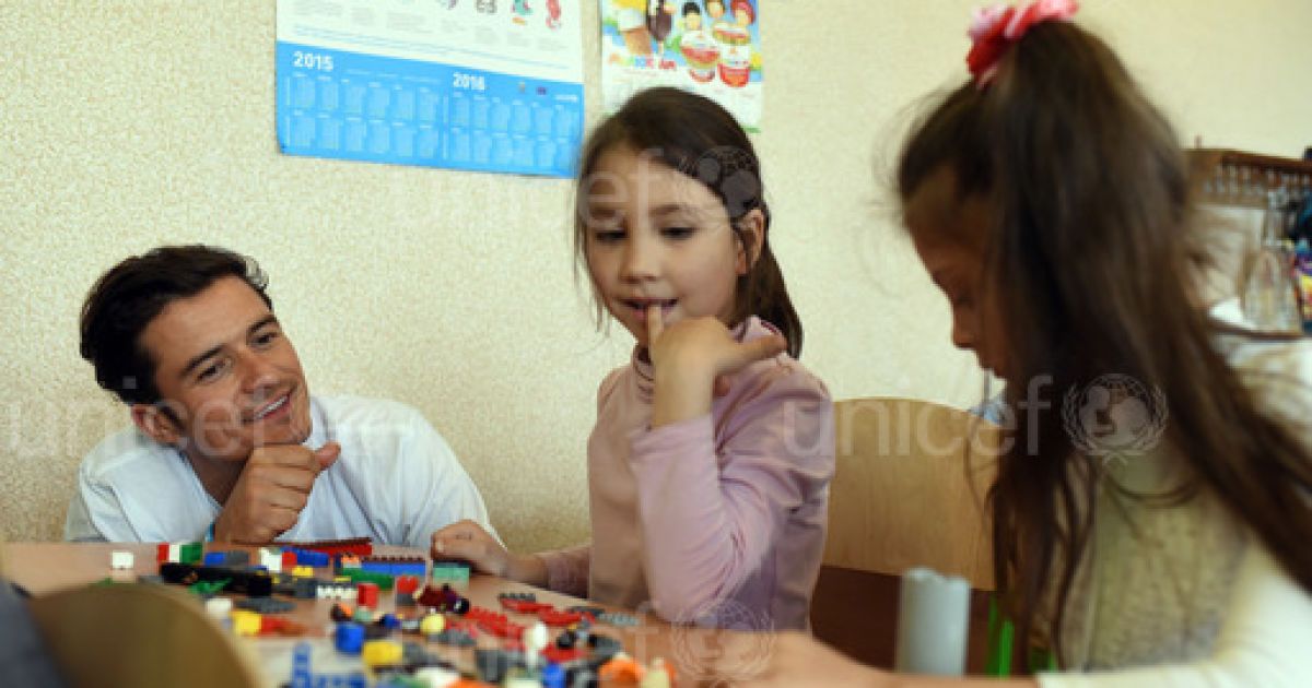 Орландо Блум пообщался с детьми во время визита на Донбасс / © unicef.org