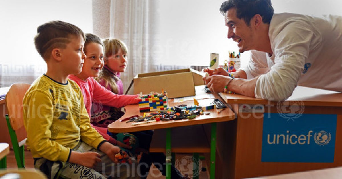Орландо Блум пообщался с детьми во время визита на Донбасс / © unicef.org