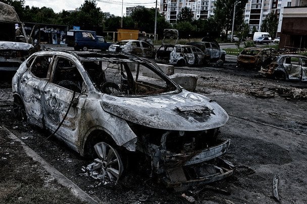 28 серпня. У Вишневому ліквідовують наслідки нічної атаки російських військ, яка залишила по собі вирви на подвір’ях і десятки понівечених автомобілів. Внаслідок удару згоріли 13 автомобілів, а в житловому будинку вибиті вікна та пошкоджені конструкції. / © Getty Images
