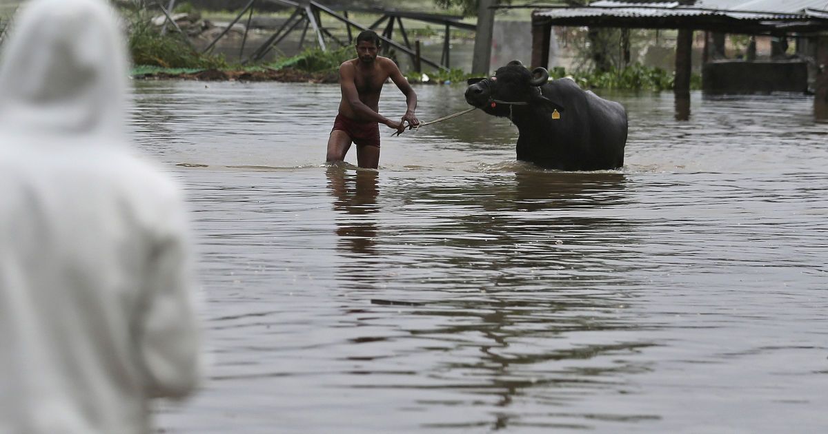 Азія потерпає від негоди: Індію охопили рекордні повені, а півднем Китаю пронісся тайфун