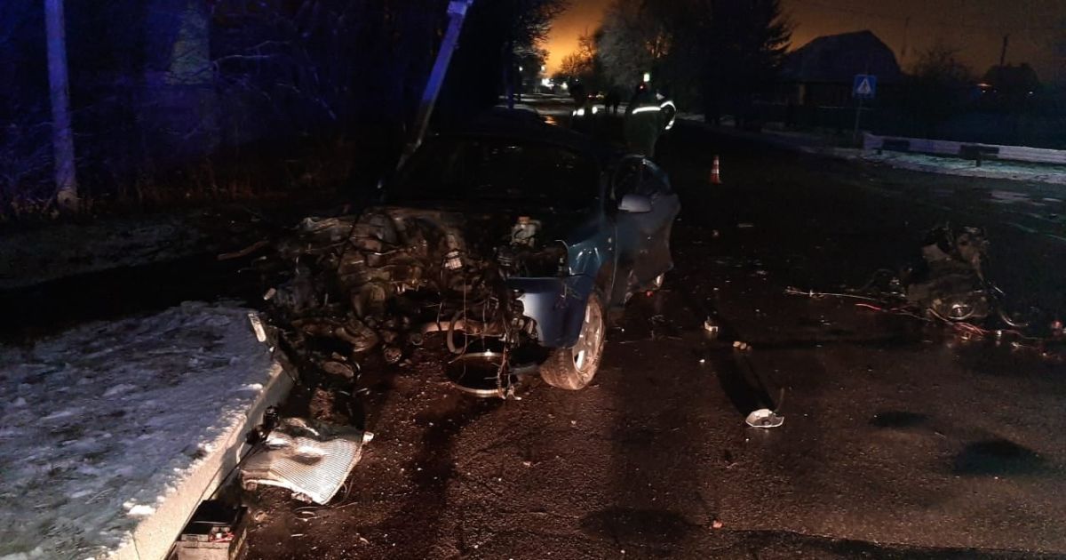 Під Києвом 16-річний хлопець узяв батькове авто в’їхав у дерево, а потім зіткнувся з електроопорою