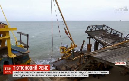 Разбила причалы и катера: баржу с контрабандными сигаретами штормом прибило к берегу в Одесской области