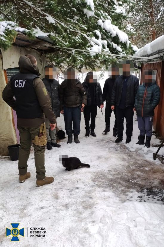 Має право на анонімність: українці з гумором відреагували на заблюреного котика з фото обшуків УПЦ (МП)
