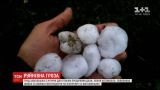 Град размером с мячик для гольфа повредил жилье и авто в двух областях Украины