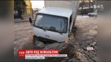 В спальном районе Львова под асфальт провалилась грузовик