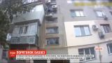 Патрульні на Одещині рятували бабусю, яка видерлася на кондиціонер на фасаді будинку