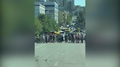 Мітинг у Києві: люди заблокували в'їзд до вокзалу