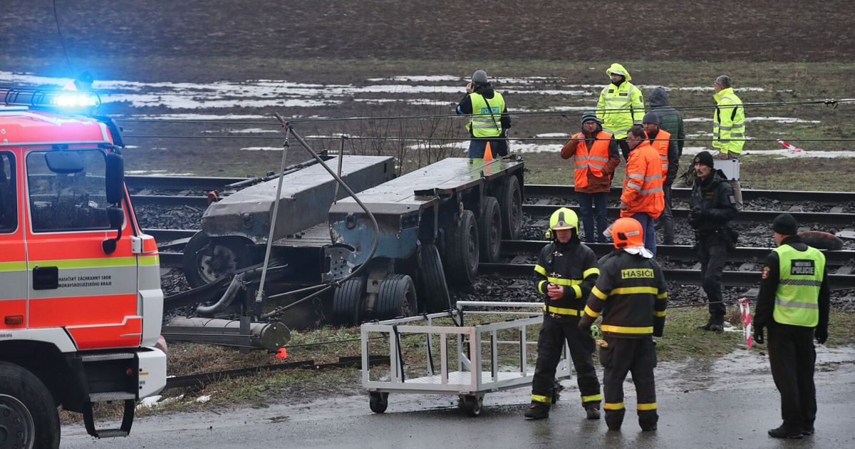 У Чехії пасажирський потяг протаранив тягач з буровою установкою / Фото: IDNES