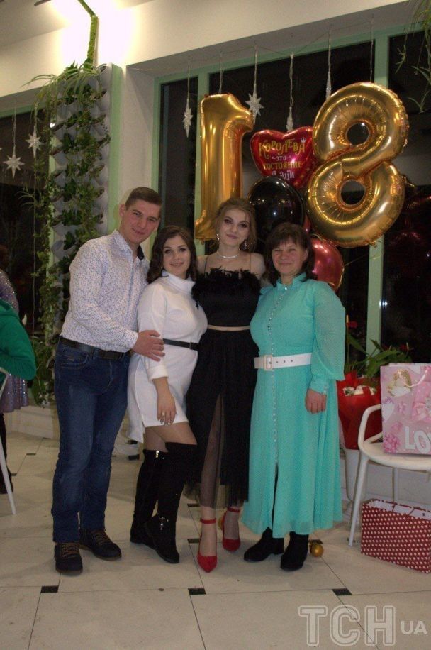 Михаил Мовчан с мамой и сестрами/Фото из семейного архива