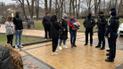 Жорстоке поводження з тваринами: у Києві зоозахисники і поліція забрали у фотографів птахів
