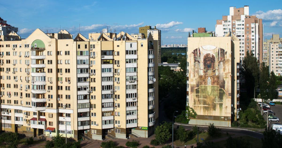 В Киеве на Оболони появился причудливый мурал "Порталы"