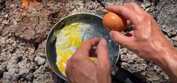 Смаження яєчні на вулкані / © скрін з відео